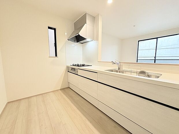 人工大理石を使用したシステムキッチン。永く傷つきにくく、お手入れもしやすい高機能性です。