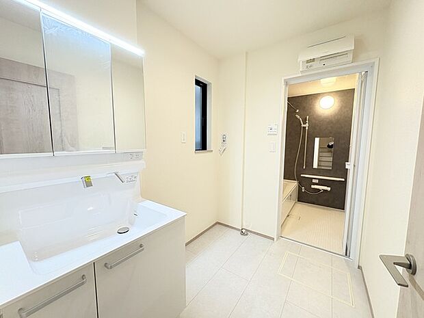 ゆとりの洗面スペースで朝の身支度もスムーズに行えます。