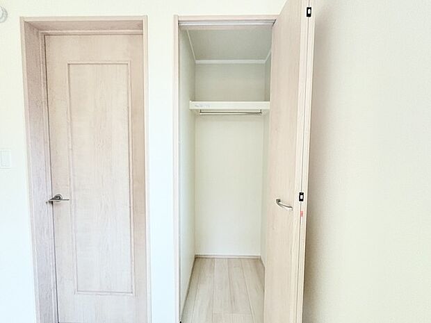 衣類の整理整頓に嬉しいクローゼット付きのお部屋。お子様のお部屋としても便利です。