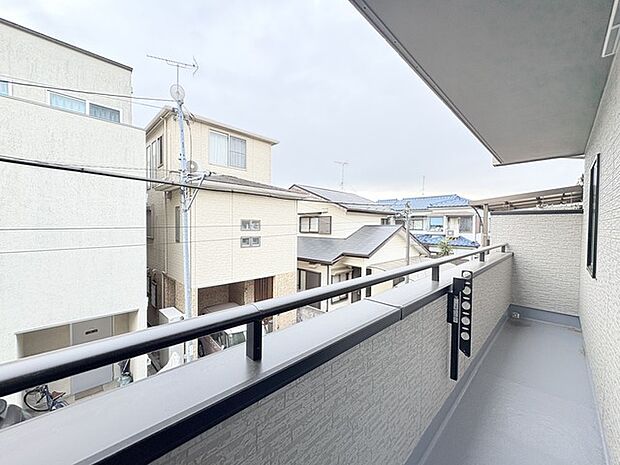 広めのバルコニーは風通しも良くお洗濯物もしっかりと干すことができます!