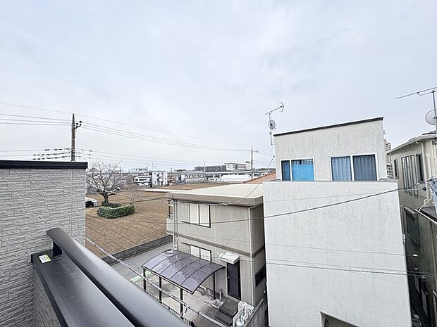 窓から眺める風景は一日の疲れを癒すヒーリングを奏でる、心地の良い時間を演出してくれます。室内も重要ですが、周りの環境もマイホーム選びの大事なポイント