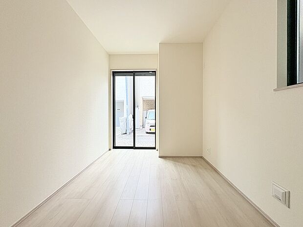 どんな家具にでも相性が良い清潔感ある白色調のクロスを採用。主張しすぎない配色、耐久性にも優れた床材は日々のメンテナンスも楽に、快適に過ごして頂けるよう考えられています。