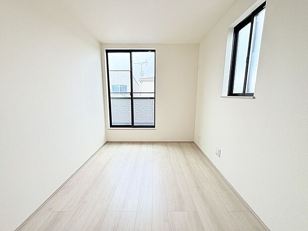 どんな家具にでも相性が良い清潔感ある白色調のクロスを採用。主張しすぎない配色、耐久性にも優れた床材は日々のメンテナンスも楽に、快適に過ごして頂けるよう考えられています。