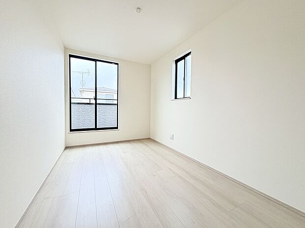 大きな開口部から明るい光が差し込む、日中の室内の明るさがこの部屋の魅力です。