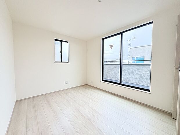 どんな家具にでも相性が良い清潔感ある白色調のクロスを採用。主張しすぎない配色、耐久性にも優れた床材は日々のメンテナンスも楽に、快適に過ごして頂けるよう考えられています。