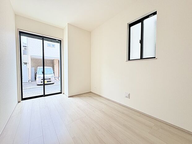 大きな開口部から明るい光が差し込む、日中の室内の明るさがこの部屋の魅力です。