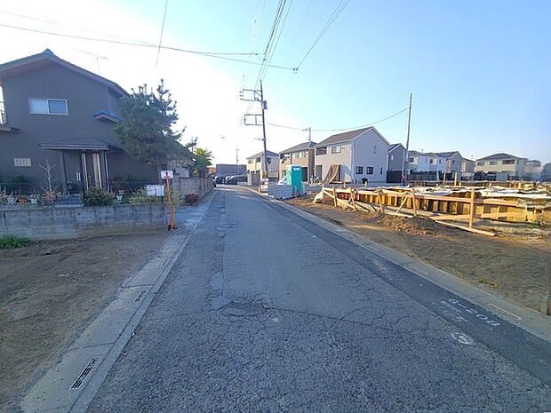 戸建てが立ち並ぶ静かな住宅街。四季折々の移り変わりを感じながら自然と楽しみ、暮らす、そんな毎日を日々の中で感じられる住環境 