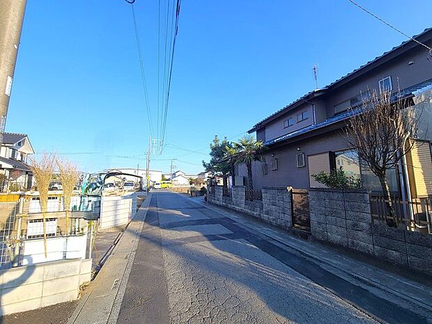 戸建てが立ち並ぶ静かな住宅街。四季折々の移り変わりを感じながら自然と楽しみ、暮らす、そんな毎日を日々の中で感じられる住環境 