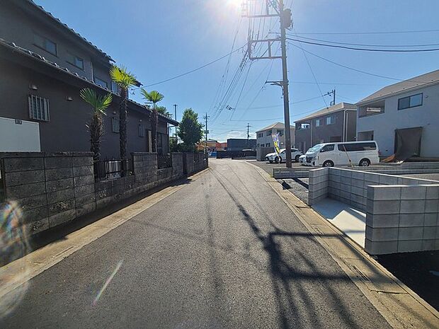 戸建てが立ち並ぶ静かな住宅街。四季折々の移り変わりを感じながら自然と楽しみ、暮らす、そんな毎日を日々の中で感じられる住環境 