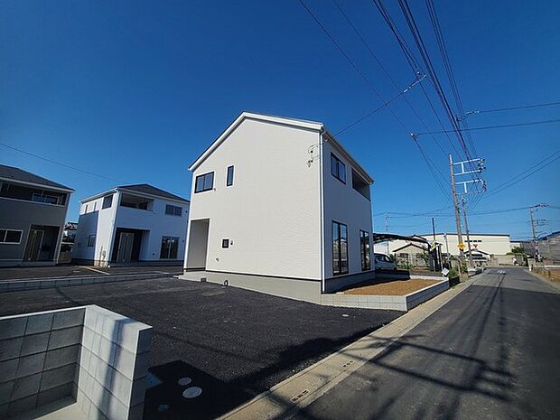 セカンドカーや来客時にも便利なカースペース3台分ございます。 
