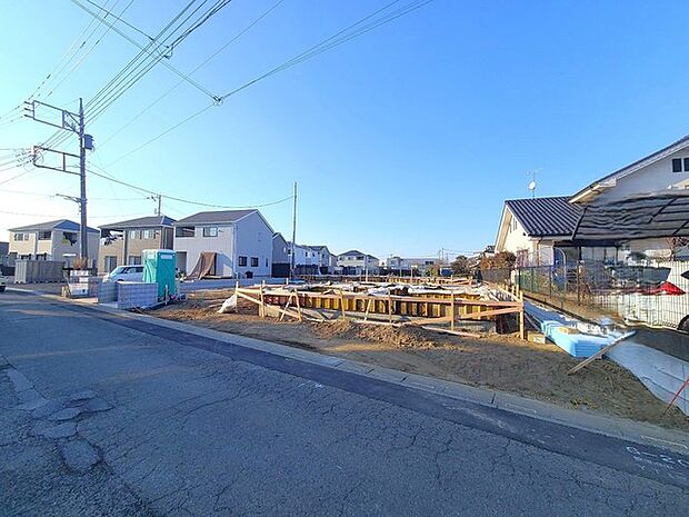 現場全体 戸建てが立ち並ぶ静かな住宅街。四季折々の移り変わりを感じながら自然と楽しみ、暮らす、そんな毎日を日々の中で感じられる住環境