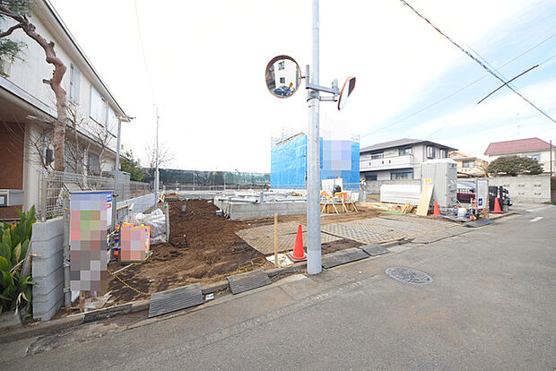 カースペースは1台駐車できます。車庫の出し入れのしやすさなど、実際に現地にてご確認ください。 