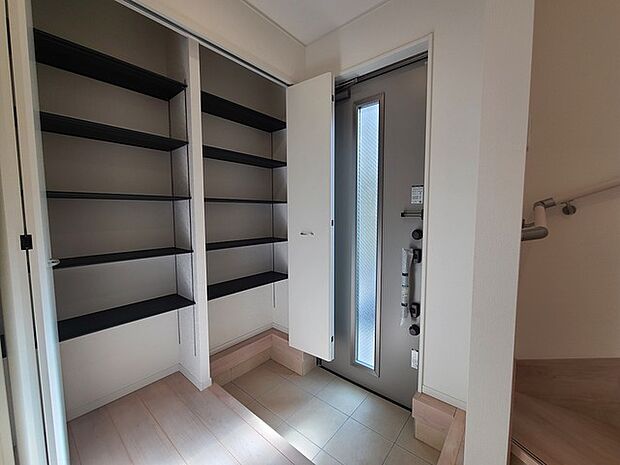 明るく開放的な玄関、靴の脱ぎ履きもしやすく、収納も豊富でご家族皆様の靴をスッキリ収納できます。 