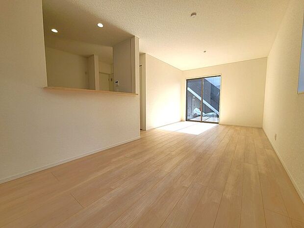 家族団欒のリビング。陽光差し込む食卓には家族の会話とスマイルが溢れます。いつまでもここで食卓を囲みたくなる、そう感じさせてくれるスペース。