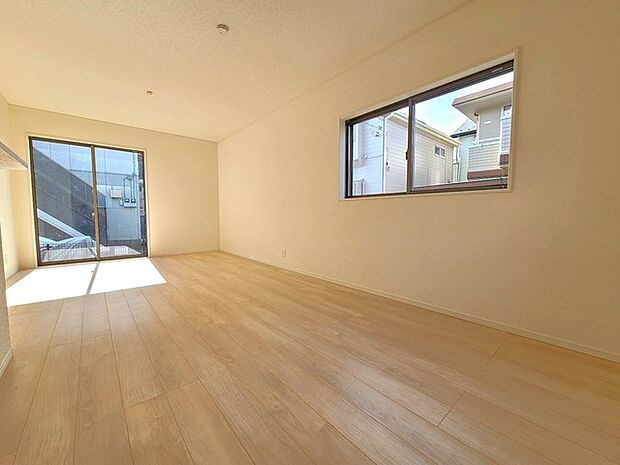 家族団欒のリビング。陽光差し込む食卓には家族の会話とスマイルが溢れます。いつまでもここで食卓を囲みたくなる、そう感じさせてくれるスペース。 