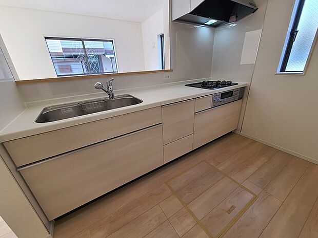 リビングにいる家族の顔が見渡せるカウンターキッチン。お料理もより一層おいしく、楽しく。食器棚を背面に設置しても十分な広さを確保しています。