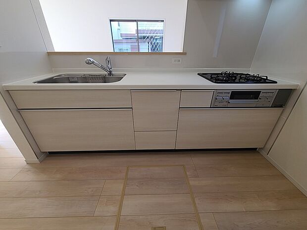 家族団欒のリビング。陽光差し込む食卓には家族の会話とスマイルが溢れます。いつまでもここで食卓を囲みたくなる、そう感じさせてくれるスペース。 