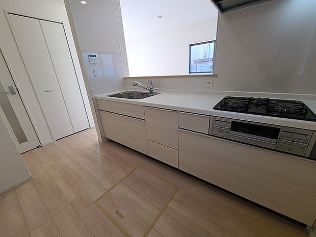 リビングにいる家族の顔が見渡せるカウンターキッチン。お料理もより一層おいしく、楽しく。食器棚を背面に設置しても十分な広さを確保しています。