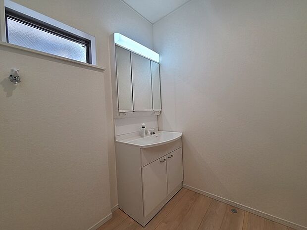 使い勝手の良い洗面台、窓があることで換気もしやすく清潔感のある空間を保てます。