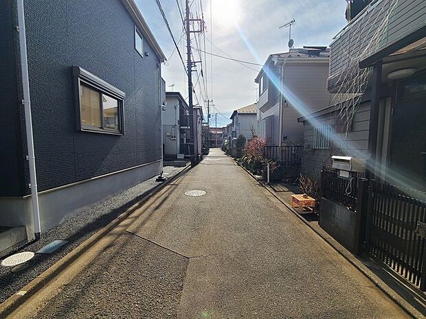 戸建てが立ち並ぶ静かな住宅街。四季折々の移り変わりを感じながら自然と楽しみ、暮らす、そんな毎日を日々の中で感じられる住環境 