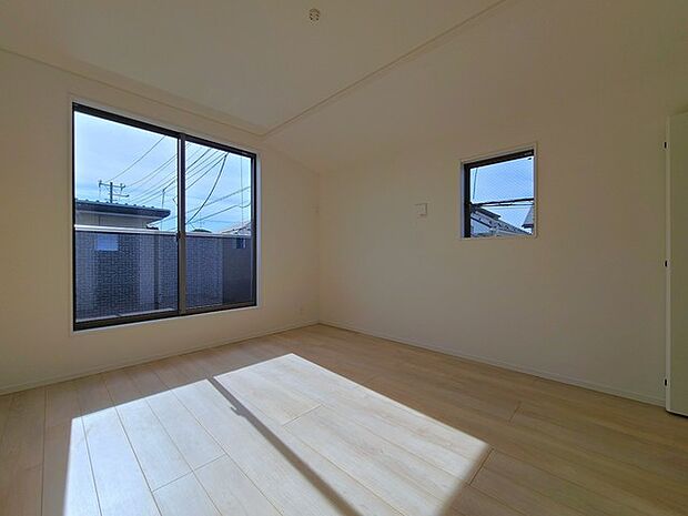 2面採光を確保した明るい室内は、爽やかな風を感じる居心地の良い空間です。 