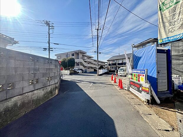 戸建てが立ち並ぶ静かな住宅街。四季折々の移り変わりを感じながら自然と楽しみ、暮らす、そんな毎日を日々の中で感じられる住環境 
