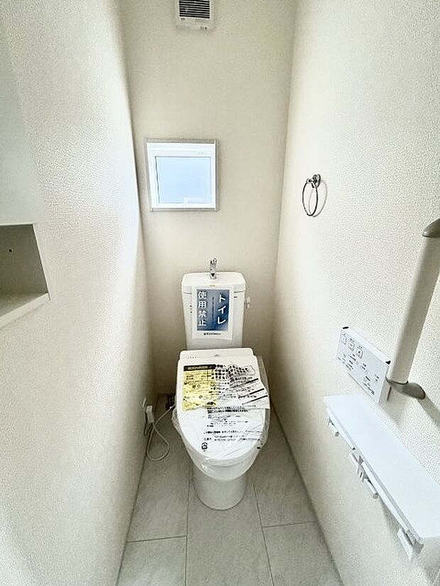 ウォシュレット機能付きのトイレ。換気のしやすい窓付きで、収納もあり実用性も兼ね備えた造り。