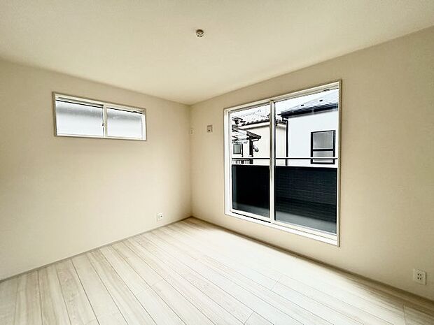 大きな開口部から明るい光が差し込む、日中の室内の明るさがこの部屋の魅力です。 