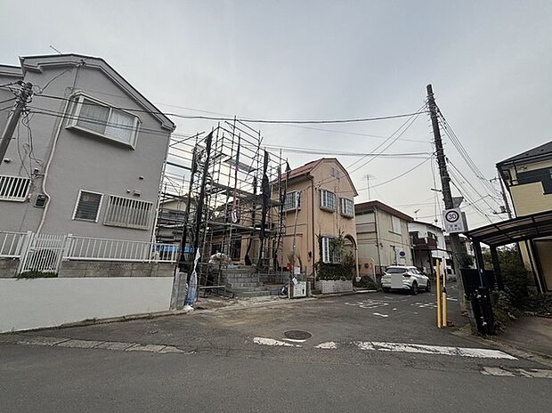 カースペースは1台駐車できます。車庫の出し入れのしやすさなど、実際に現地にてご確認ください。