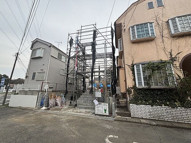 前面道路は6m以上あるため車も駐車しやすそうです。