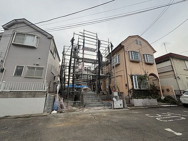 戸建てが立ち並ぶ静かな住宅街。四季折々の移り変わりを感じながら自然と楽しみ、暮らす、そんな毎日を日々の中で感じられる住環境