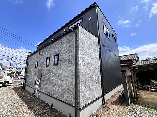 青空の下で際立つスタイリッシュな外観。コントラストが美しく、端正な印象を与える住まいです