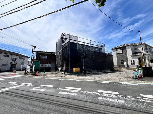 前面道路は8ｍと広く、駐車がしやすいです。2台分ガレージハウス内には2台駐車できます。 