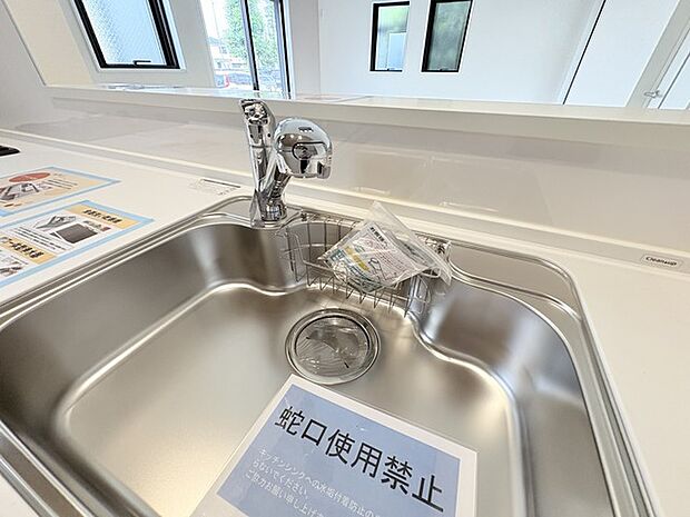 時短に活躍する食器洗浄機や一杯の水も楽しめる浄水器があるシステムキッチン。