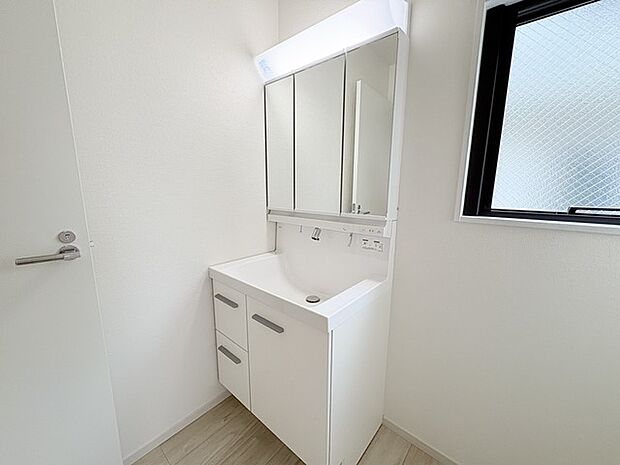 お出かけ前の身だしなみに一歩差がつく三面鏡。ミラー裏にはたっぷり収納もございます。