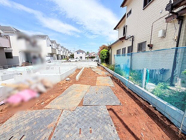 通りから入ったプライベート空間で落ち着いた雰囲気でお住いになる。敷地部分でお子様の遊ぶスペースや駐車スペースに活用できます。 