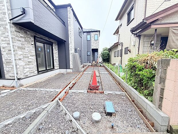 通りから入ったプライベート空間で落ち着いた雰囲気でお住いになる。敷地部分でお子様の遊ぶスペースや駐車スペースに活用できます。 