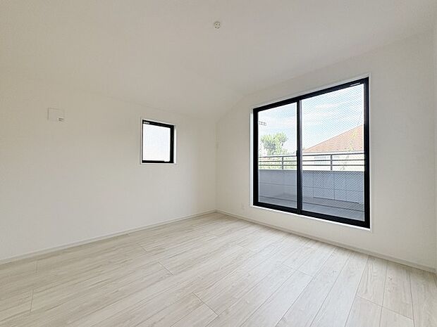 大きな開口部から明るい光が差し込む、日中の室内の明るさがこの部屋の魅力です。