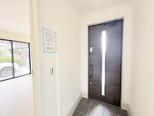 玄関はおうちの顔とも呼ばれる重要な場所！明るくスッキリと見える空間で住まう人を見送り、出迎えてくれます。 
