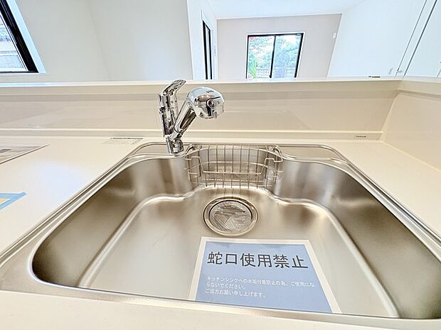 一杯の水も楽しめる浄水器があるシステムキッチン。