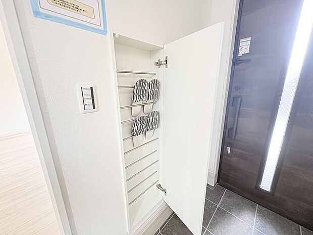 玄関にあると嬉しいスリッパ収納付きです。