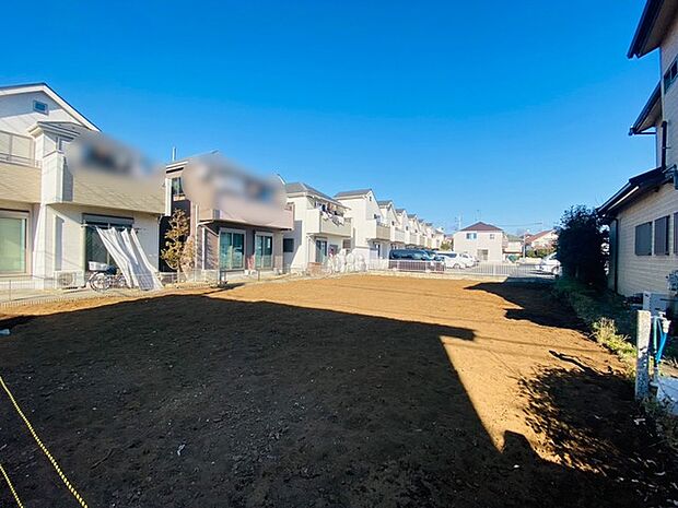 戸建てが立ち並ぶ静かな住宅街。四季折々の移り変わりを感じながら自然と楽しみ、暮らす、そんな毎日を日々の中で感じられる住環境 