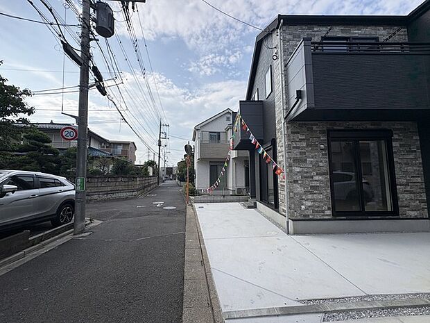 戸建てが立ち並ぶ静かな住宅街。四季折々の移り変わりを感じながら自然と楽しみ、暮らす、そんな毎日を日々の中で感じられる住環境