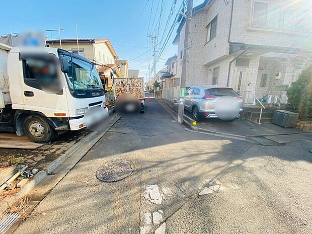 戸建てが立ち並ぶ静かな住宅街。四季折々の移り変わりを感じながら自然と楽しみ、暮らす、そんな毎日を日々の中で感じられる住環境 