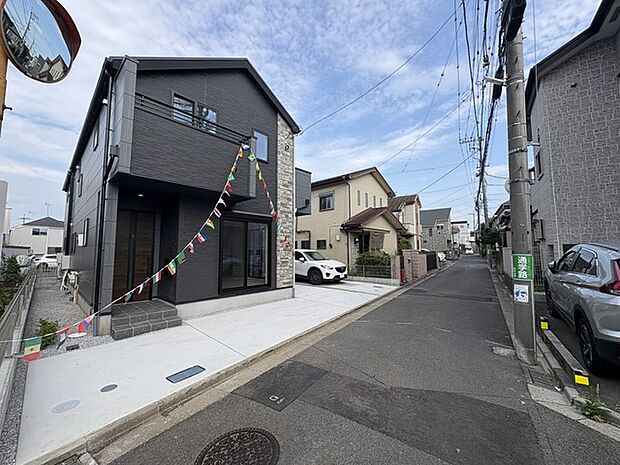 戸建てが立ち並ぶ静かな住宅街。四季折々の移り変わりを感じながら自然と楽しみ、暮らす、そんな毎日を日々の中で感じられる住環境 