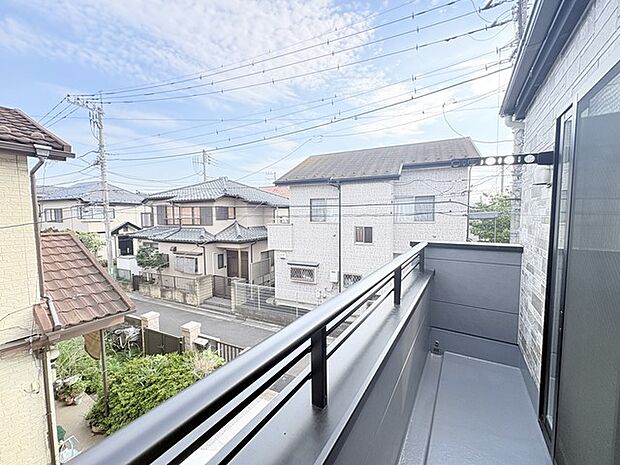 広めのバルコニーは風通しも良くお洗濯物もしっかりと干すことができます！ 