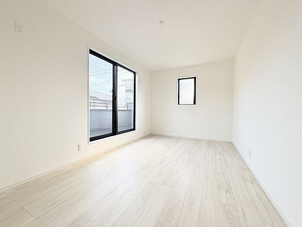 大きな開口部から明るい光が差し込む、日中の室内の明るさがこの部屋の魅力です。