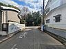 外観：6m幅員の道路に面しておりお車の運転が苦手な方でも安心して出入りいただけます。 