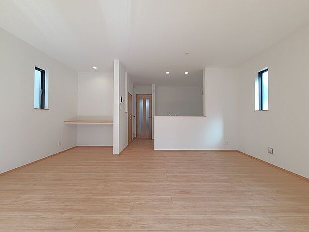 家族団欒のリビング。陽光差し込む食卓には家族の会話とスマイルが溢れます。いつまでもここで食卓を囲みたくなる、そう感じさせてくれるスペース。