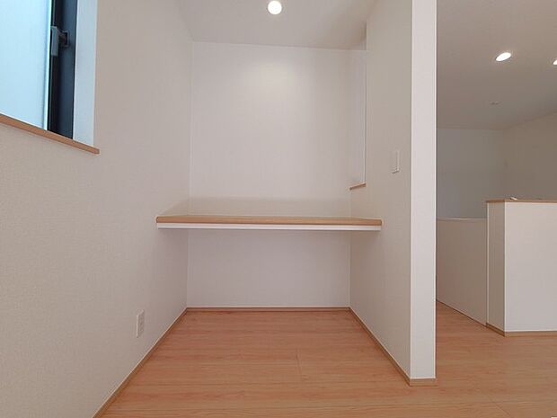 リビングにいる家族の顔が見渡せるカウンターキッチン。お料理もより一層おいしく、楽しく。食器棚を背面に設置しても十分な広さを確保しています。